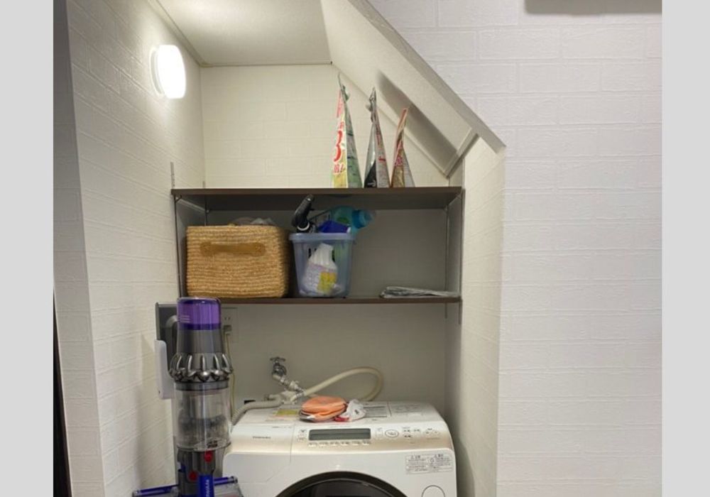 隙間空間への収納棚の設置