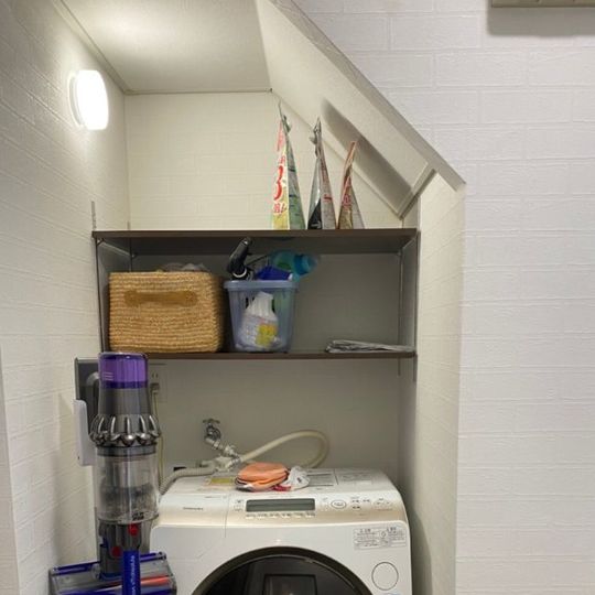 隙間空間への収納棚の設置